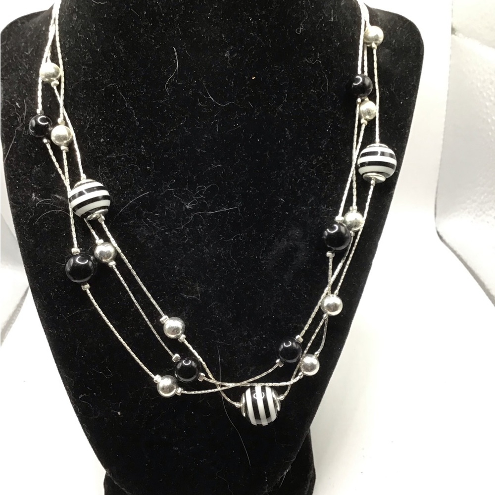 NWOT Stunning Black and White Stone Necklace 9” length